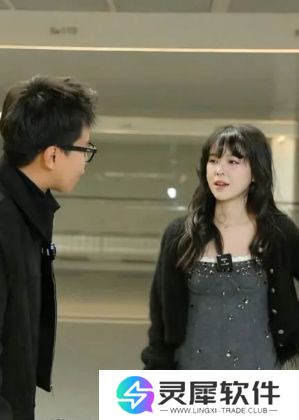 沫子试驾好友小米su7,袜子缺口引热议,网友:有钱人这么节省吗