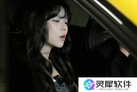 沫子试驾好友小米su7,袜子缺口引热议,网友:有钱人这么节省吗