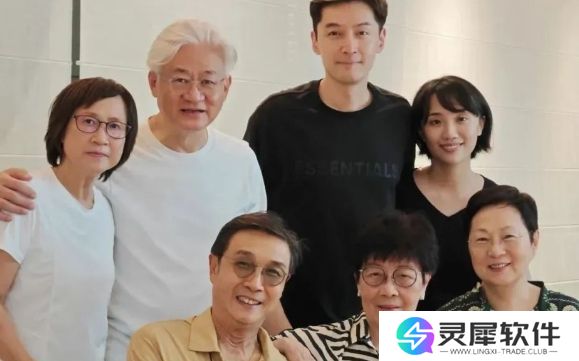 42岁胡歌罕见秀恩爱，晒与妻子合照，互动亲密太幸福，好有夫妻相
